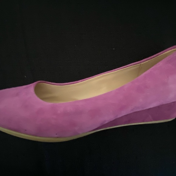 Easy Spirit 9M suede 1 1/2” heel shoe in bright pink - Picture 2 of 6